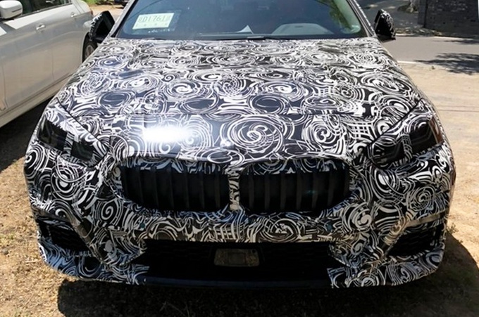 宝马4门轿跑国内实拍，大尺寸双肾格栅、溜背设计，配备2.0T动力