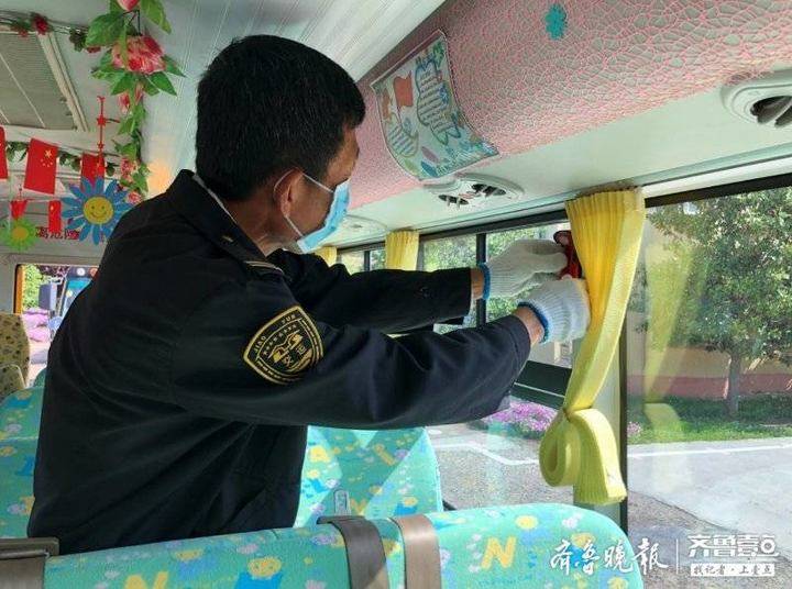 胶州:180部校车整装待发,迎接21日3到6年级小学生开学