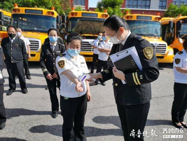 胶州:180部校车整装待发,迎接21日3到6年级小学生开学
