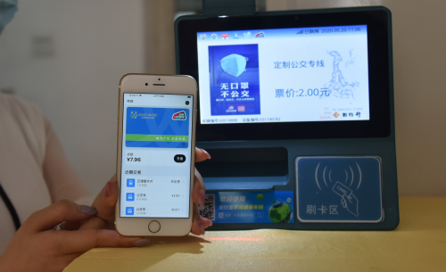 用苹果手机添加岭南通后,乘车可直接手机支付。信息时报记者 叶伟报 摄