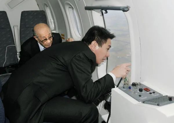 ▲资料图:2010年12月4日,时任日本外相前原诚司(前)在空中视察北方四岛(俄方称南千岛群岛)。(新华社/共同社)