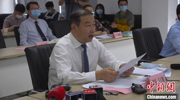 山西省卫健委主任武晋介绍抗“疫”经验。 范丽芳 摄
