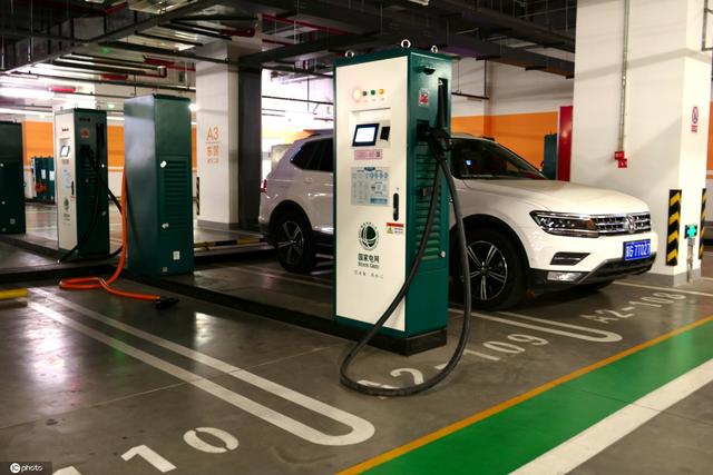 北京最大集中式电动汽车充电站投用 单日可提供约1300次服务