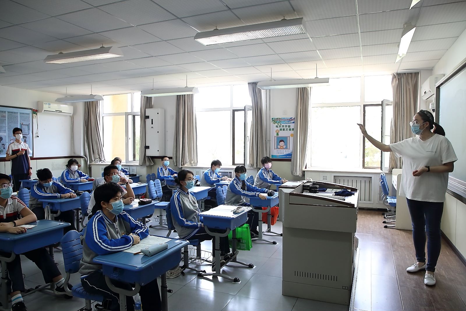 丰台八中老师在班会上向同学介绍防疫要求。 北京市教委新闻中心供图