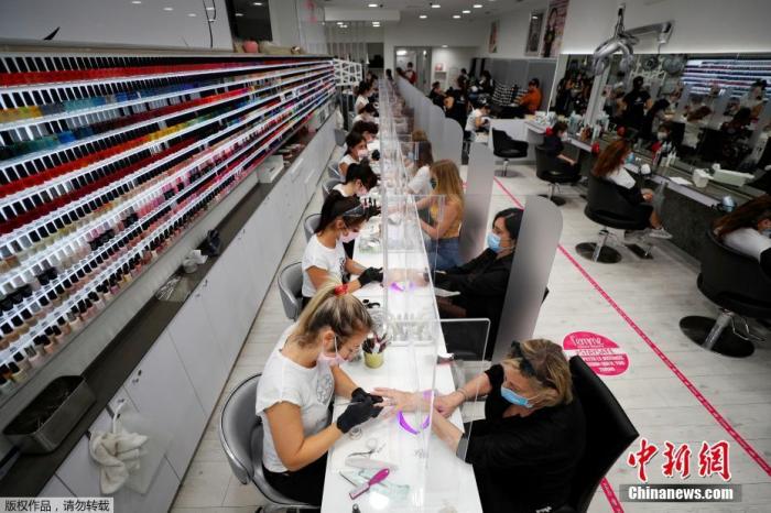 当地时间5月18日，意大利罗马一家美发店内，大量顾客前来做指甲护理。