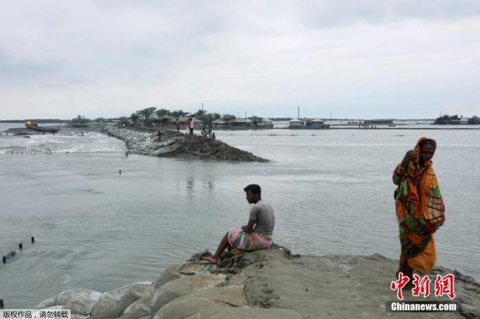 当地时间5月21日,孟加拉国萨特赫拉,气旋风暴“安攀”登陆,堤防被毁,沿海地区被洪水淹没。