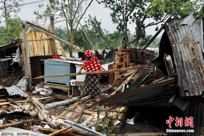 当地时间5月21日,孟加拉国萨特赫拉,一名妇女在清理被气旋风暴“安攀”摧毁的房屋。