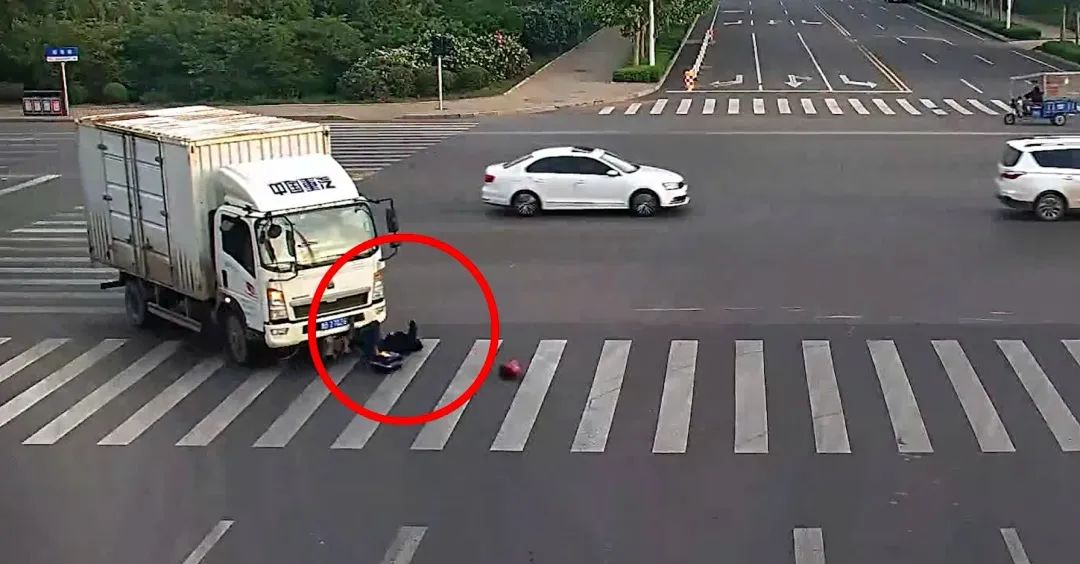 暖心一幕:胶州一男子不幸卷入车底,紧急时刻路人合力救援