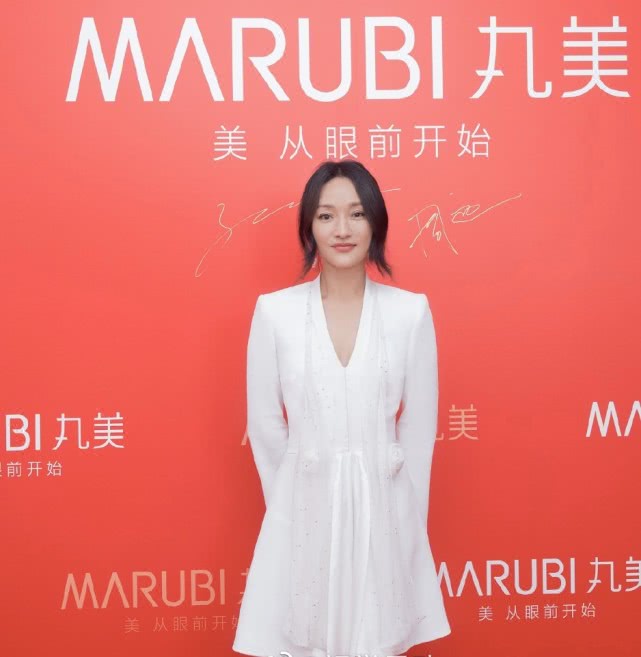 周迅参加活动露面,穿纯白色连衣裙瘦成“闪电”,46岁还不显老