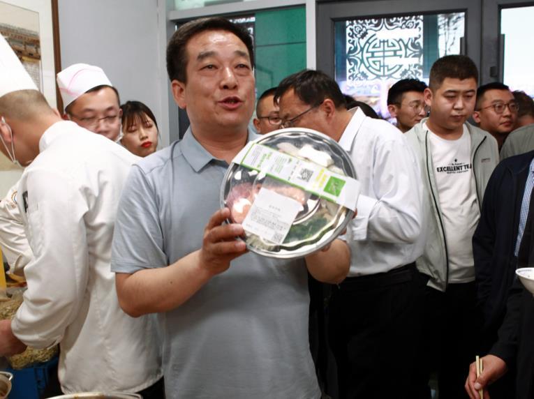 图为离石区委副书记、区长李军在“嗨购吕梁”带货节直播间现场带货。陈建伟摄