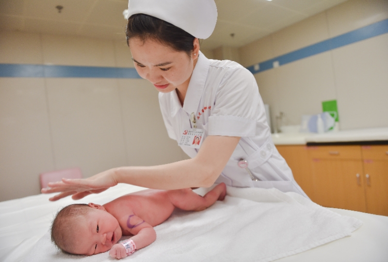 给隔代照料小孩的(外)祖父母发津贴,将入托率提升十倍……两会上这些鼓励生育的利好提案你赞同吗