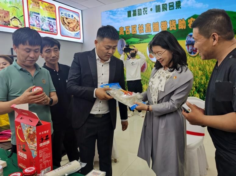 图为离石区委书记张潞萍在“嗨购吕梁”带货节直播间现场带货。乔燕青摄