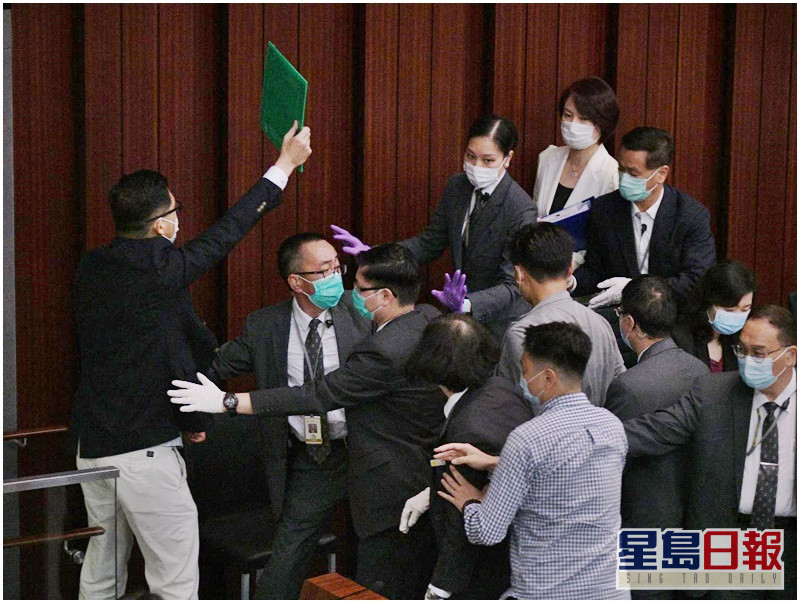 反对派议员阻挡李慧琼离场 图自《星岛日报》