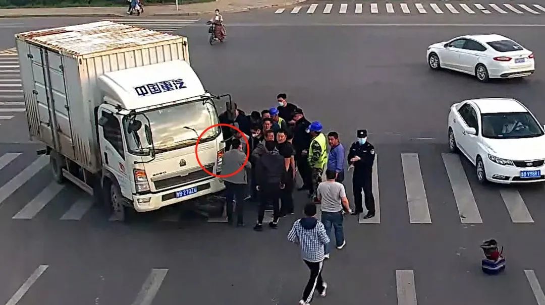 暖心一幕:胶州一男子不幸卷入车底,紧急时刻路人合力救援