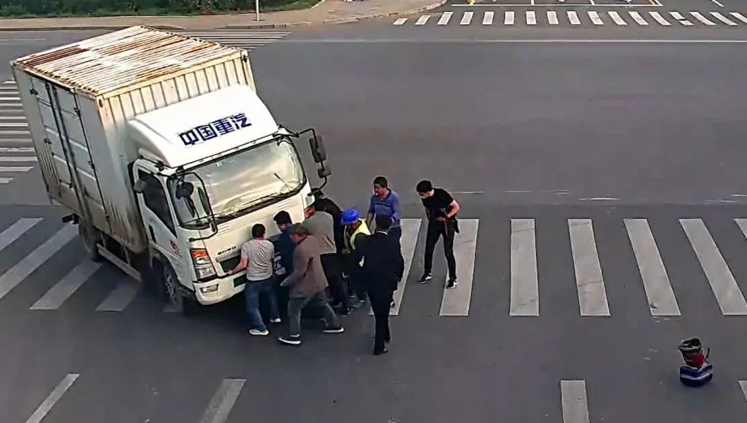 暖心一幕:胶州一男子不幸卷入车底,紧急时刻路人合力救援