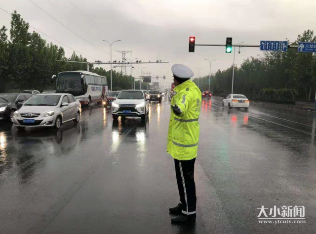 交警部门全力疏导雨天交通