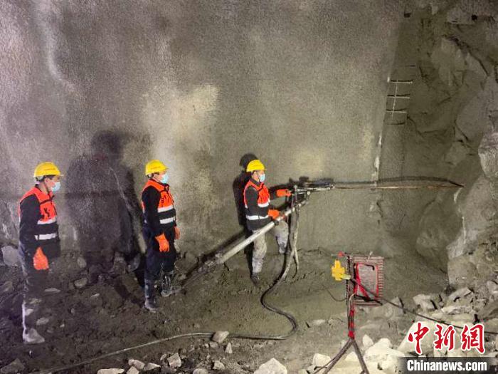 中国最东高铁建设项目难度最大、风险最高隧道贯通