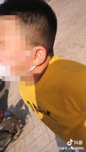 江苏一熊孩子高空泼墨全楼遭殃 父母的做法让人