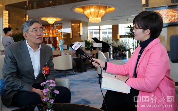 全國政協常委、經濟委員會副主任楊偉民(左)接受經濟日報-中國經濟網記者採訪 (資料圖 經濟日報-中國經濟網記者 於鶴章/攝)