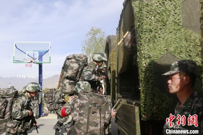 图为西藏军区拉萨警备区某部官兵正在组织登车。 谢言东 摄