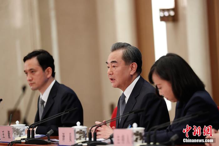 5月24日,十三届天下人大三次集会在北京人民大礼堂消息公布厅举办记者会,约请中国国务委员兼外交部长王毅就中外洋交政策和对外干系回覆中外记者提问。为有用防控疫情,配合维护大众卫生与康健,记者会接纳收集视频情势举行。中新社记者 杜洋 摄