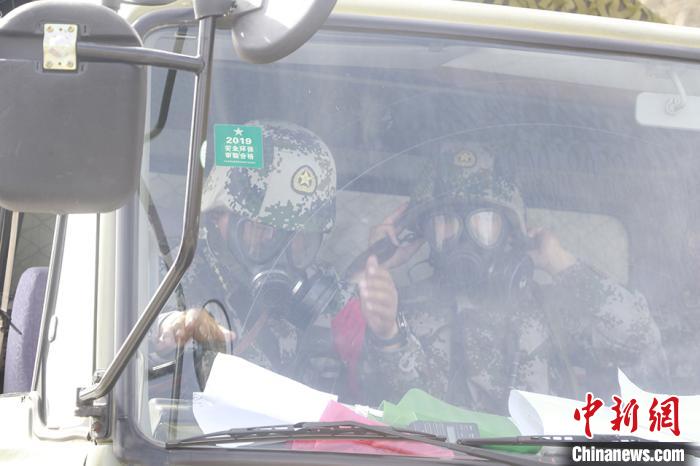 图为西藏军区拉萨警备区某部官兵正在通过“染毒”地带。 韦祖清 摄