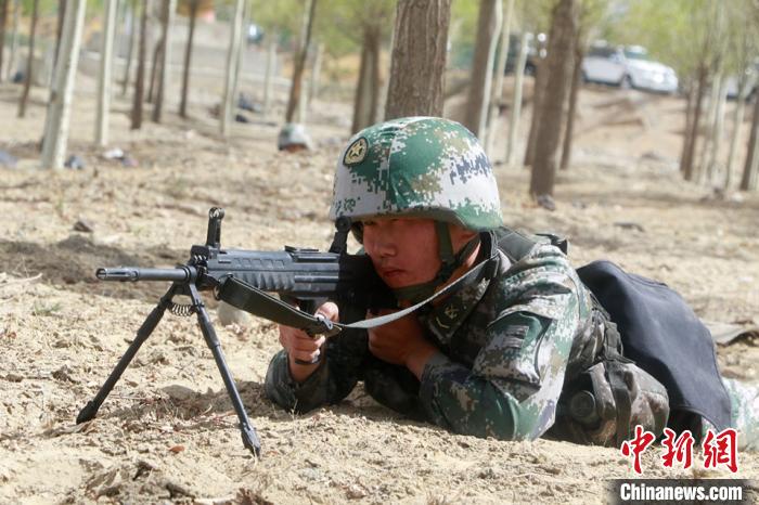 图为西藏军区拉萨警备区某部观察警戒哨正在警戒。 李鹏辉 摄