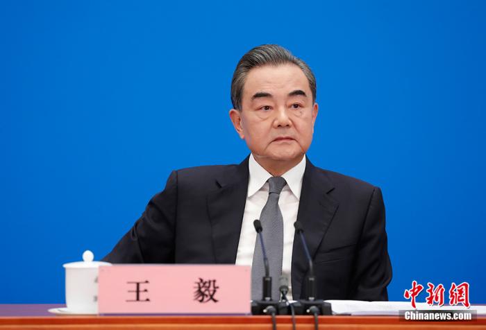 5月24日,十三届全国人大三次会议在北京人民大会堂新闻发布厅举行记者会,邀请中国国务委员兼外交部长王毅就中国外交政策和对外关系回答中外记者提问。为有效防控疫情,共同维护公共卫生与健康,记者会采用网络视频形式进行。中新社记者 杜洋 摄