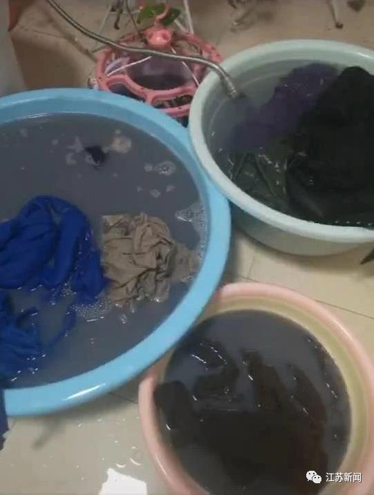 江苏一熊孩子高空泼墨全楼遭殃 父母的做法让人