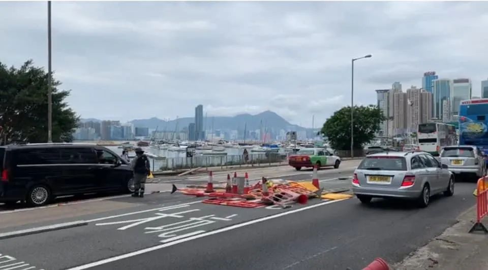 坏人配置路障堵塞交通