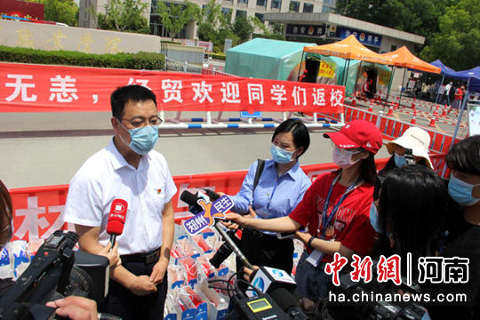 河南经贸职业学院迎接贫困生返校 专车接人,警车护航,礼包发放……