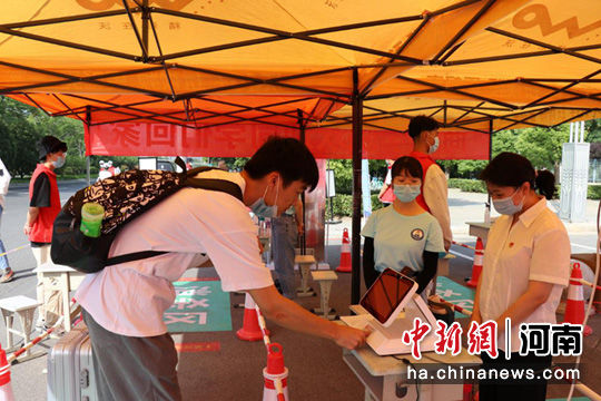 河南经贸职业学院迎接贫困生返校 专车接人,警车护航,礼包发放……