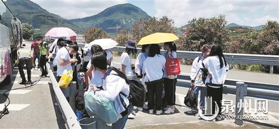 泉州洛江:大客车爆胎抛锚 29名学生被困高速路
