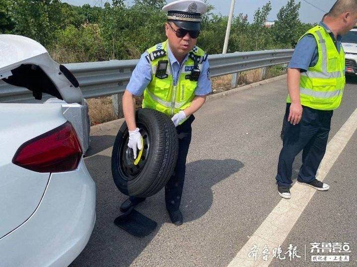 轿车轮胎被扎抛锚高速公路,交警伸援手帮忙脱困境