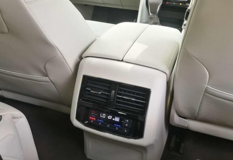 实拍大众全新MPV车型!和GL8谁更实用?