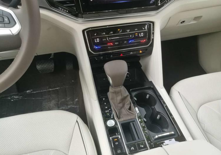 实拍大众全新MPV车型!和GL8谁更实用?