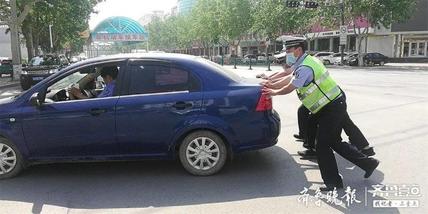 车辆抛锚“瘫痪”路中央,莘县交警暖心帮助化身“推车工”