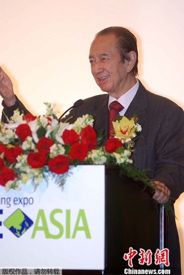 资料图:2009年亚洲国际博彩博览会(G2E Asia)6月3日在澳门开幕。图为何鸿燊在开幕式上发表主题演讲。中新社记者 毕永光 摄