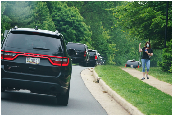 特朗普车队飞驰她竖起一根中指 被赞＂美国英雄