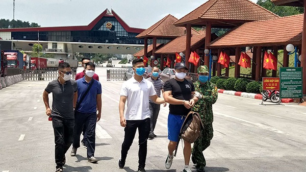 被警方劝投回国的孙某。警方供图