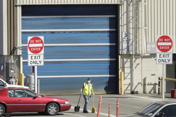 4月13日，在美国西雅图北部的波音埃弗里特工厂，一名戴着口罩的员工在厂区内工作。（新华/美联）