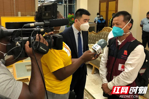 五十载相守、千万里驰援——中国政府抗疫医疗专家组抵达赤道几内亚