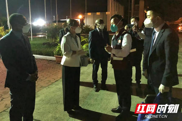 五十载相守、千万里驰援——中国政府抗疫医疗专家组抵达赤道几内亚