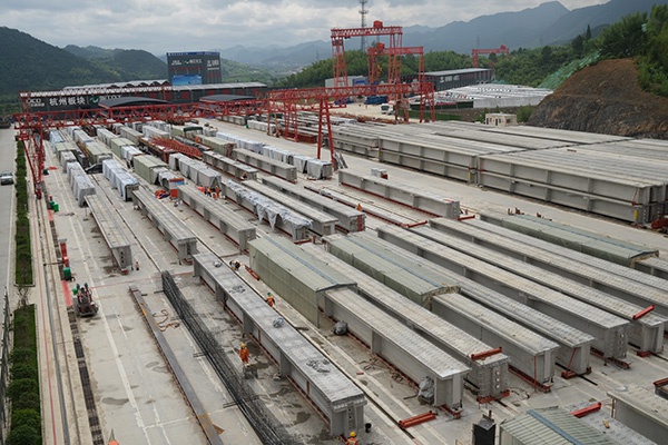 临建高速公路於潜预制场,生产出的预制水泥架构用于高速桥梁高架的建设。