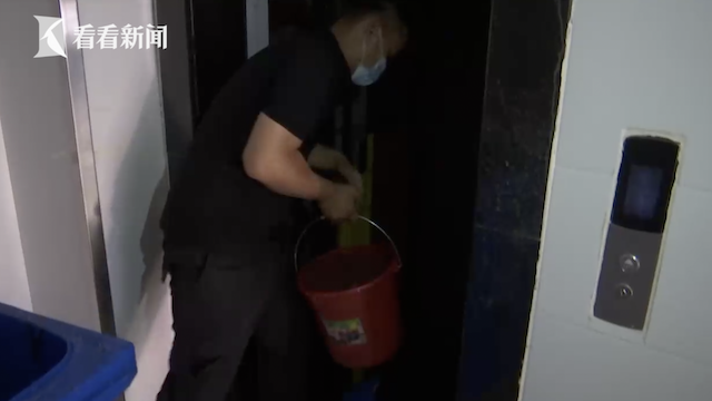 22楼水管爆裂“水漫金山” 居民上下只能爬楼梯