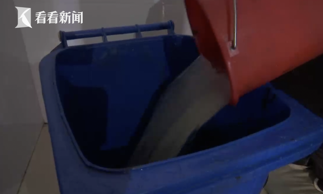 22楼水管爆裂“水漫金山” 居民上下只能爬楼梯