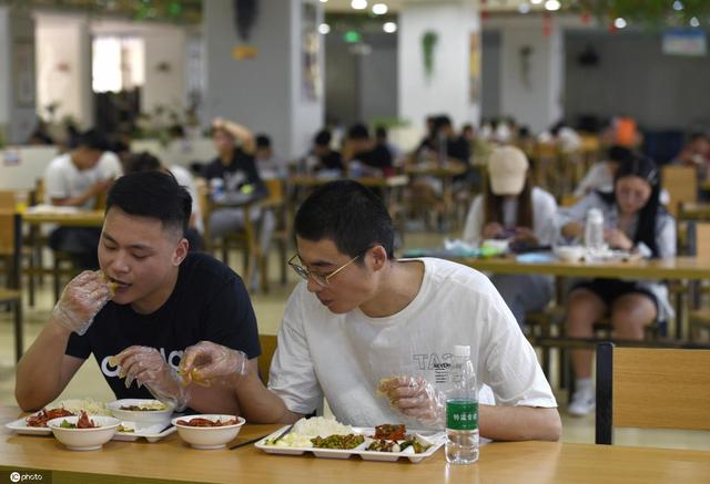 江苏淮安:高校食堂推出9元小龙虾套餐 学生食堂门口排队