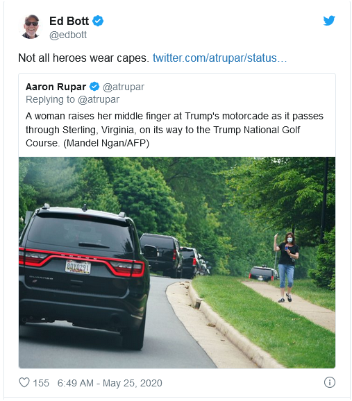 特朗普车队飞驰她竖起一根中指 被赞＂美国英雄