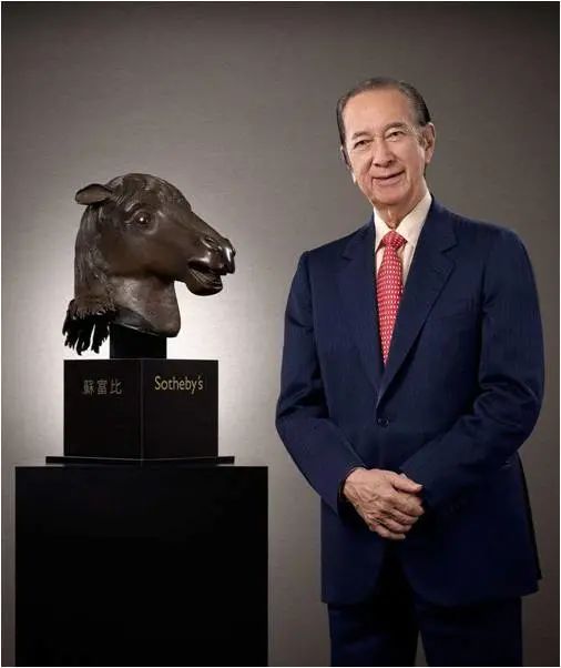 何鸿燊和马首。