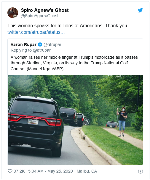 特朗普车队飞驰她竖起一根中指 被赞＂美国英雄